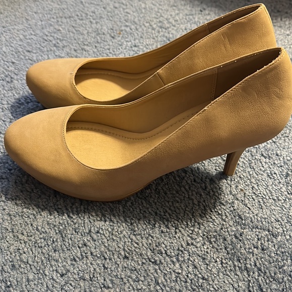 Womens size 12 Beige heels! - Picture 2 of 4